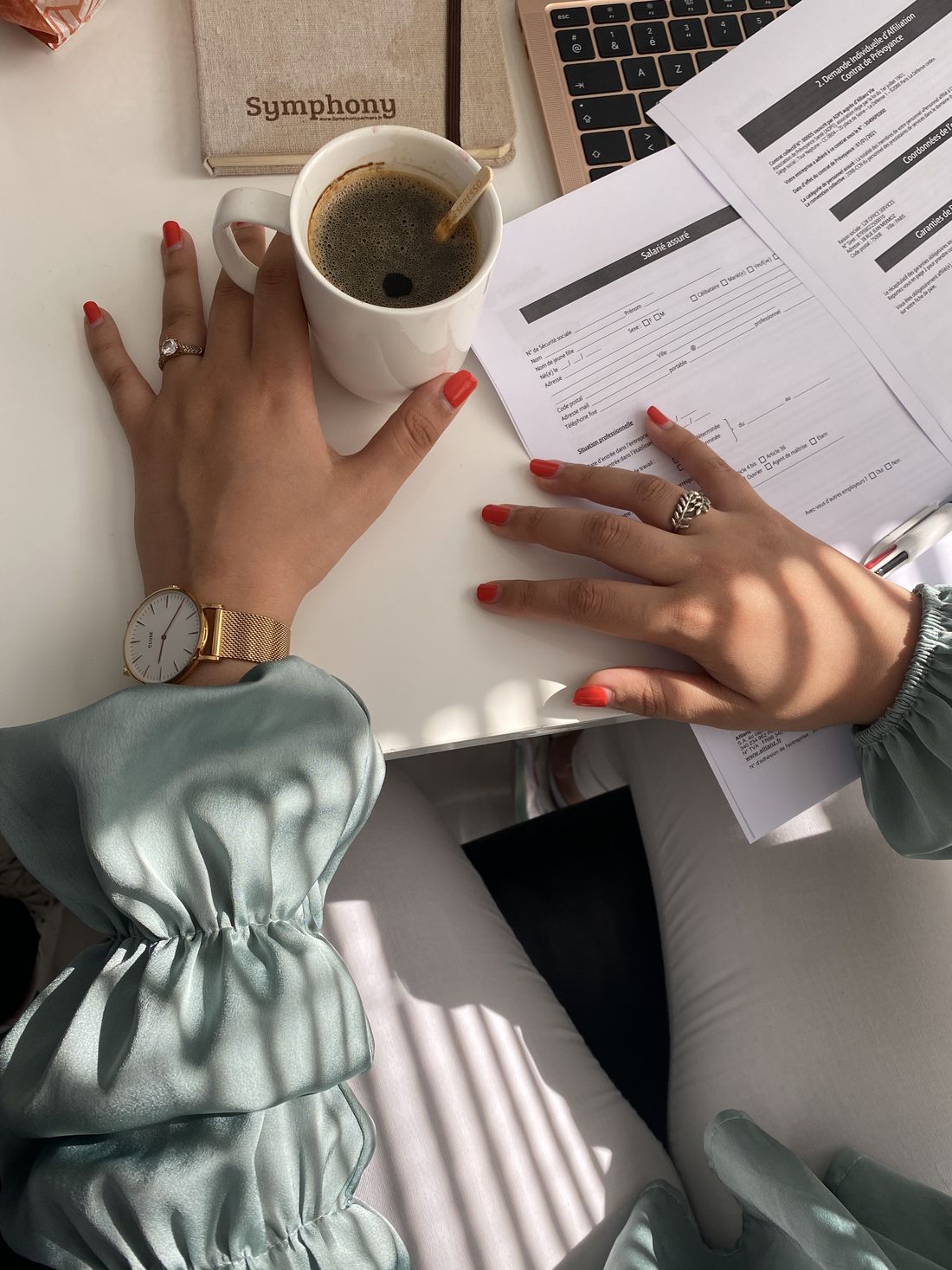 Carnet, café et ordinateur : la préparation d'un projet